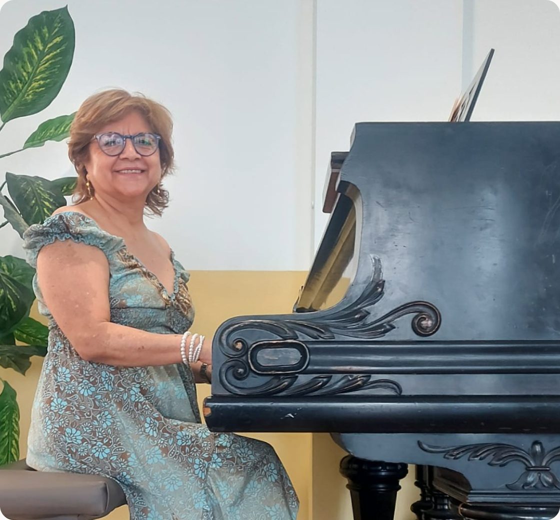 Sara Carlín sentada al piano de cola